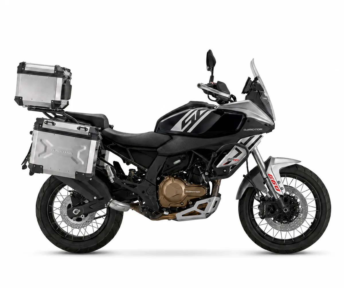 QJMotor SRT 550SX Touring negra con maletas laterales y top case