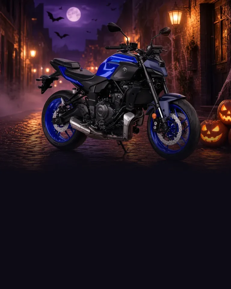 Yamaha MT-07 en un callejón en noche de Halloween