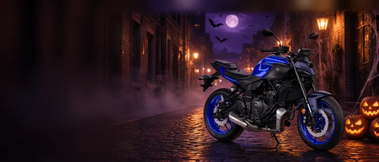 Yamaha MT-07 en un callejón en noche de Halloween