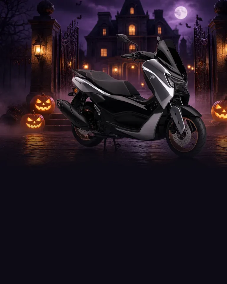 Yamaha NMAX frente a una mansión en noche de Halloween