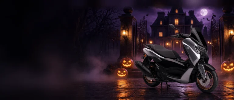 Yamaha NMAX frente a una mansión en noche de Halloween