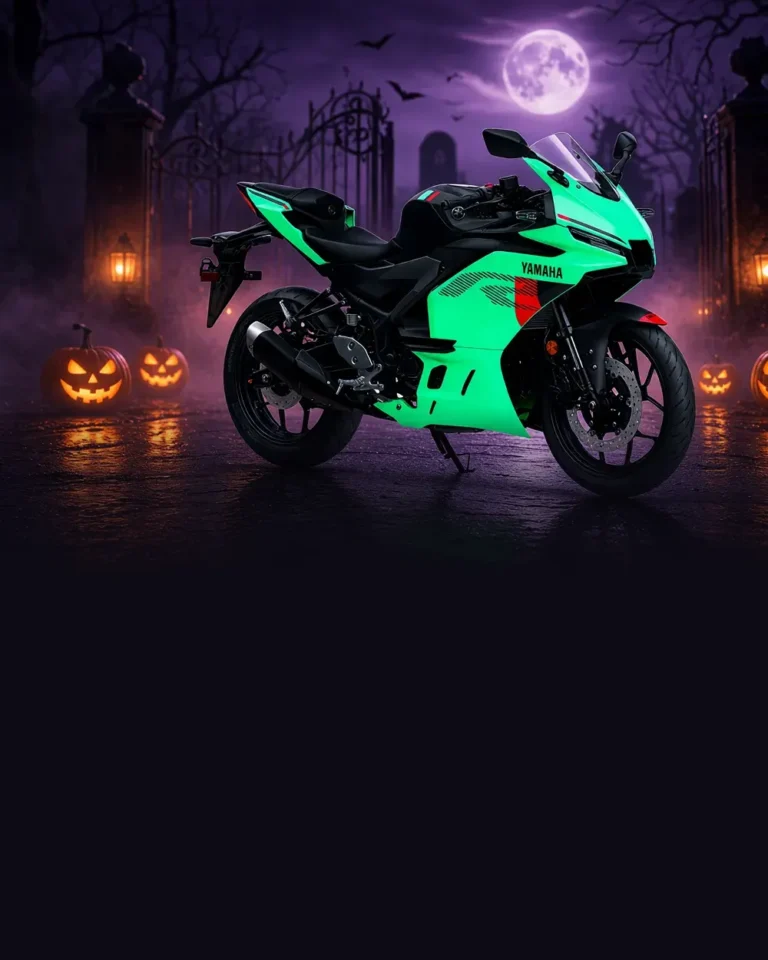 Yamaha R3 frente a un cementerio en noche de Halloween