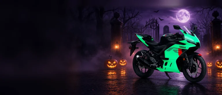Yamaha R3 frente a un cementerio en noche de Halloween